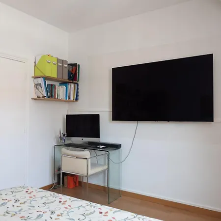 Spacious Cocoon In The Marais Paryż